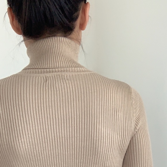 SOFT SLIM FIT TURTLENECK TOP - NUDE - Picture 9 of 9
